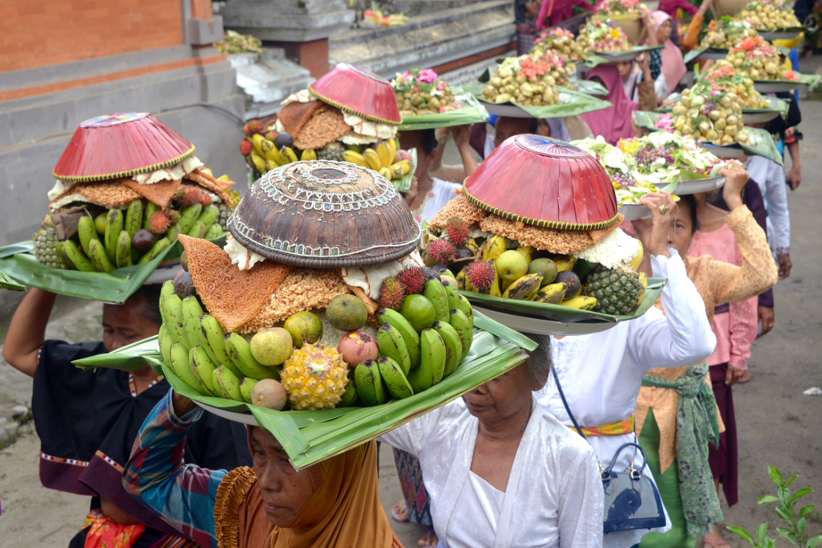 Perang Topat, tradisi unik sambut Hari Raya Idulfitri dari NTB. Foto: Kemenparekraf