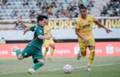 Aksi Wildan Ramdhani penyerang Persebaya Surabaya dalam duel melawan Persik Kediri di Stadion Gelora Bung Tomo (GBT) pada Minggu (28/4/2024) sore. Foto: Persebaya