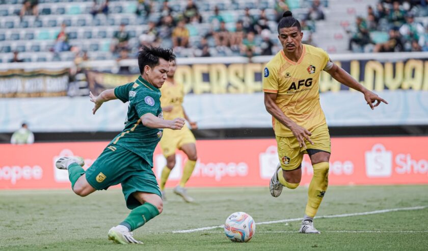 Aksi Wildan Ramdhani penyerang Persebaya Surabaya dalam duel melawan Persik Kediri di Stadion Gelora Bung Tomo (GBT) pada Minggu (28/4/2024) sore. Foto: Persebaya