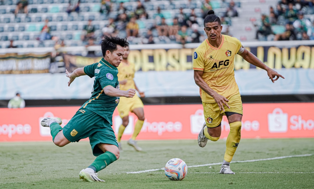 Aksi Wildan Ramdhani penyerang Persebaya Surabaya dalam duel melawan Persik Kediri di Stadion Gelora Bung Tomo (GBT) pada Minggu (28/4/2024) sore. Foto: Persebaya