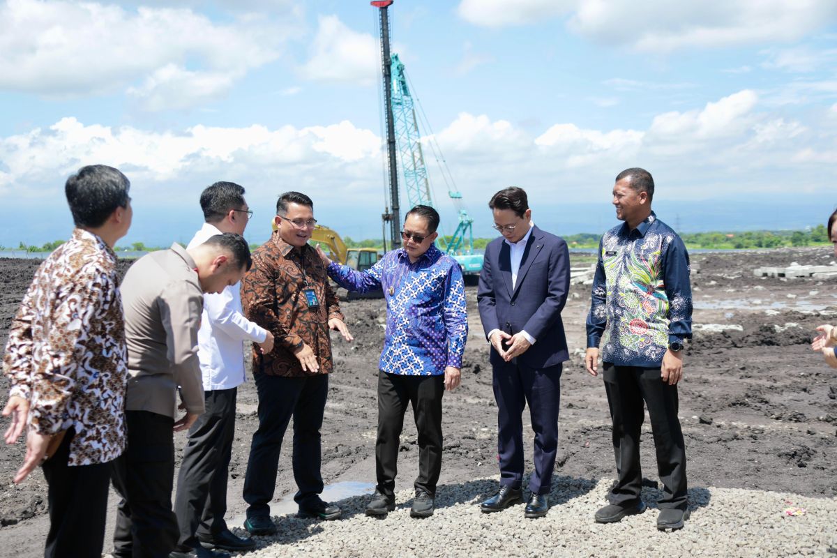 Adhy Karyono Penjabat (Pj) Gubernur Jawa Timur (tiga kanan) di selaground breaking pembangunan pabrik ke 2 dan 3 Korea Tomorrow & Global (KT&G) melalui anak perusahaannya yakni PT Tri Sakti Purwosari Makmur di kawasan Pasuruan Industri Estate Rembang (PIER), Jumat (26/4/2024).