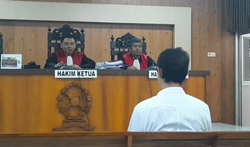 Daniel Frits Maurits Tangkilisan aktivis lingkungan Karimunjawa Jepara di Pengadilan Negeri di Jepara, Jawa Tengah, Kamis (4/4/2024).