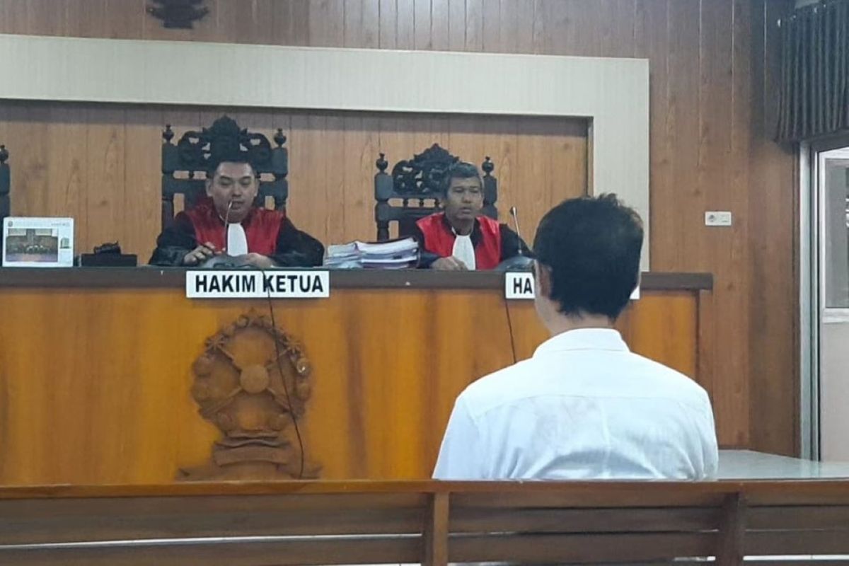 Daniel Frits Maurits Tangkilisan aktivis lingkungan Karimunjawa Jepara di Pengadilan Negeri di Jepara, Jawa Tengah, Kamis (4/4/2024).