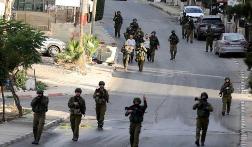 Warga dan melanjutkan penggerebekan di Tepi Barat, Palestina
