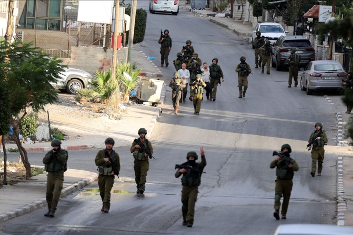 Warga dan melanjutkan penggerebekan di Tepi Barat, Palestina