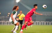 Penyerang timnas Indonesia U-23, Ramadhan Sananta mencoba mengontrol bola saat dihadang pemain bertahan Arab Saudi U-23 dalam pertandingan uji coba jelang Piala Asia U-23 yang berlangsung di The Sevens Stadium, Dubai, Uni Emirat Arab, Jumat (05/04/2024). Foto: PSSI