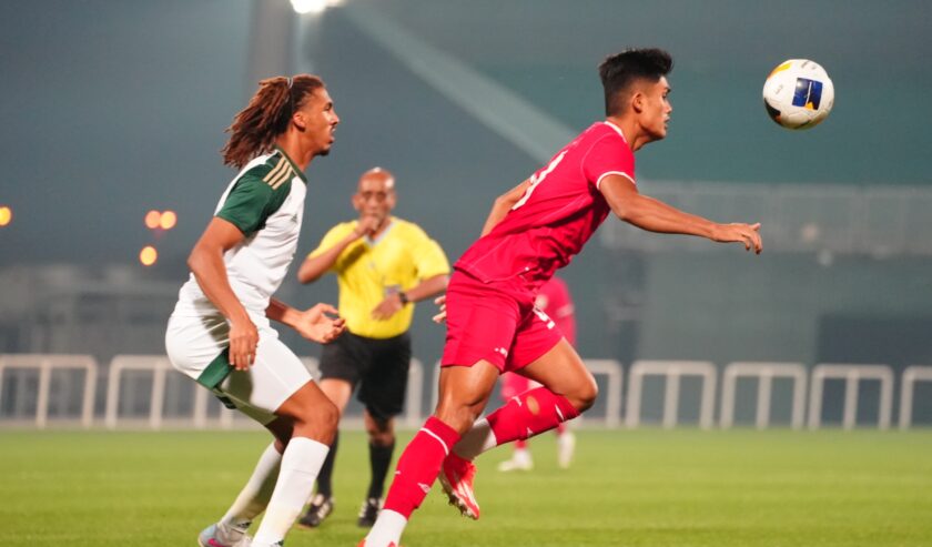 Penyerang timnas Indonesia U-23, Ramadhan Sananta mencoba mengontrol bola saat dihadang pemain bertahan Arab Saudi U-23 dalam pertandingan uji coba jelang Piala Asia U-23 yang berlangsung di The Sevens Stadium, Dubai, Uni Emirat Arab, Jumat (05/04/2024). Foto: PSSI