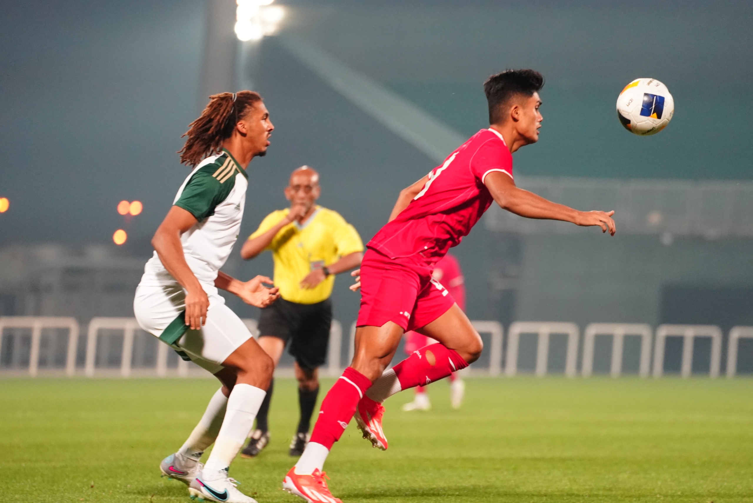Penyerang timnas Indonesia U-23, Ramadhan Sananta mencoba mengontrol bola saat dihadang pemain bertahan Arab Saudi U-23 dalam pertandingan uji coba jelang Piala Asia U-23 yang berlangsung di The Sevens Stadium, Dubai, Uni Emirat Arab, Jumat (05/04/2024). Foto: PSSI