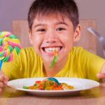 Ilustrasi anak makan permen.