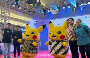 Penyelenggara Perjalanan Pikachu Indonesia di Surabaya bersama dengan Pokemon saat opening ceremony di PTC Mall, Jumat (10/5/2024). Foto: Meilita suarasurabaya.net