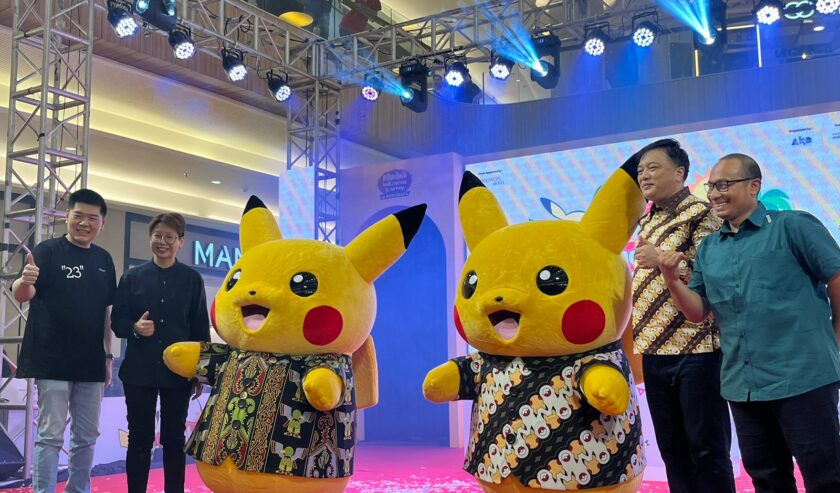 Penyelenggara Perjalanan Pikachu Indonesia di Surabaya bersama dengan Pokemon saat opening ceremony di PTC Mall, Jumat (10/5/2024). Foto: Meilita suarasurabaya.net