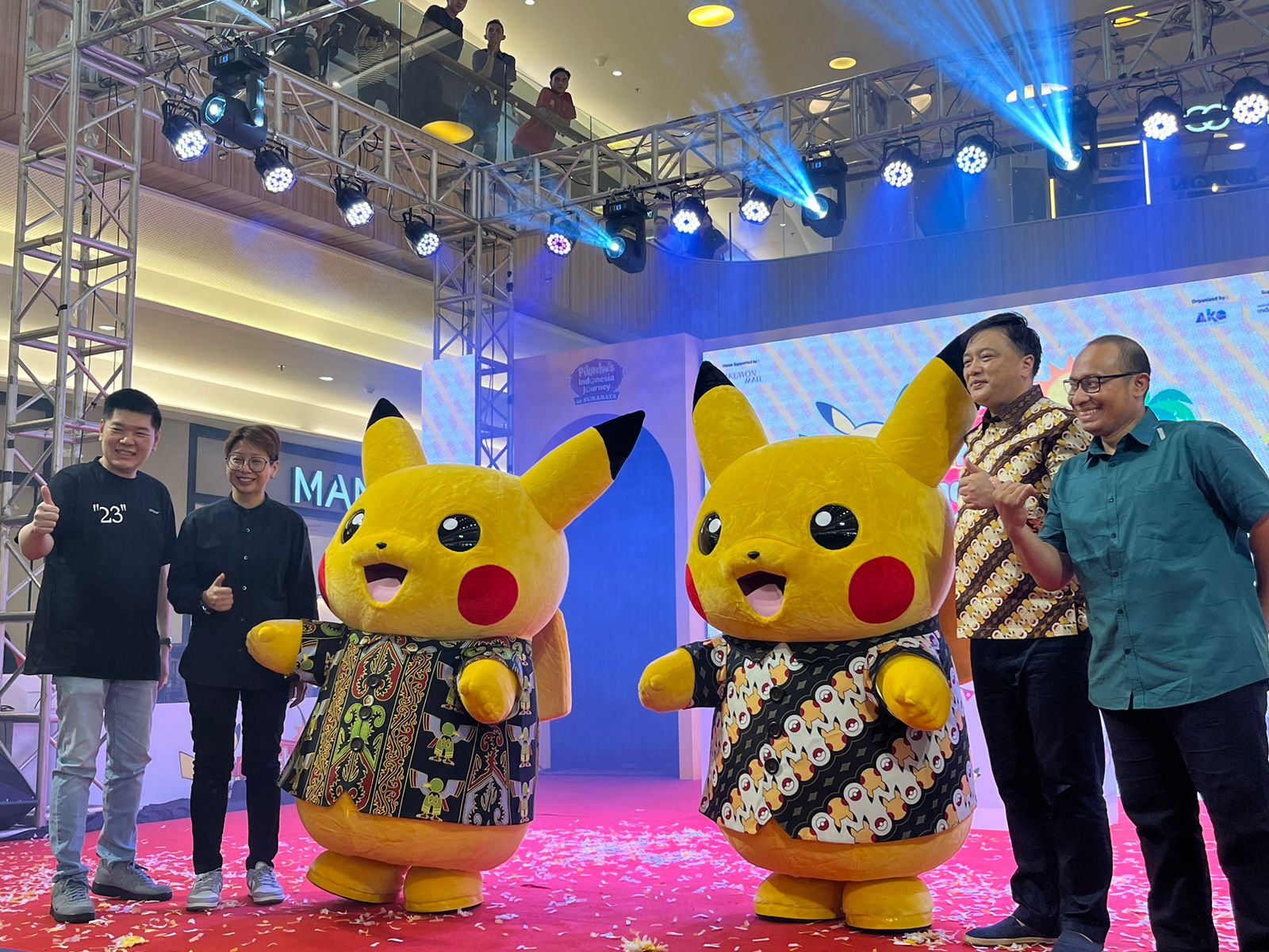 Penyelenggara Perjalanan Pikachu Indonesia di Surabaya bersama dengan Pokemon saat opening ceremony di PTC Mall, Jumat (10/5/2024). Foto: Meilita suarasurabaya.net