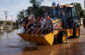 Pengungsi menaiki loader setelah rumah mereka terendam banjir di Eldorado do Sul, di Rio Grande do Sul, Brasil pada 7 Mei 2024. Foto: Reuters