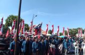 Massa aksi may day dari kalangan buruh dan mahasiswa memadati depan Gedung Negara Grahadi, Surabaya, Rabu (1/5/2024)