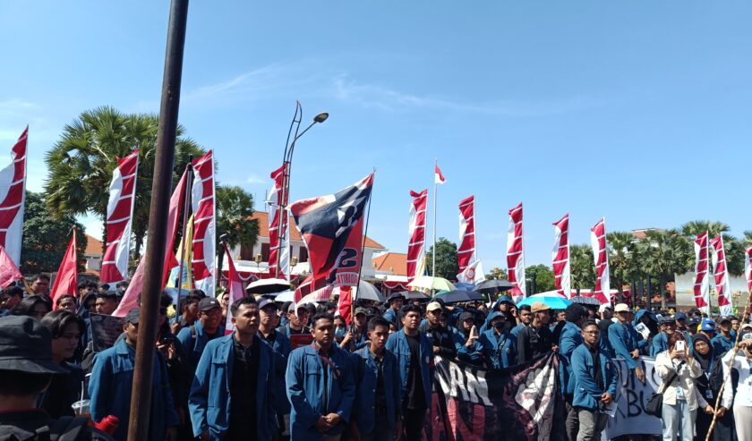 Massa aksi may day dari kalangan buruh dan mahasiswa memadati depan Gedung Negara Grahadi, Surabaya, Rabu (1/5/2024)