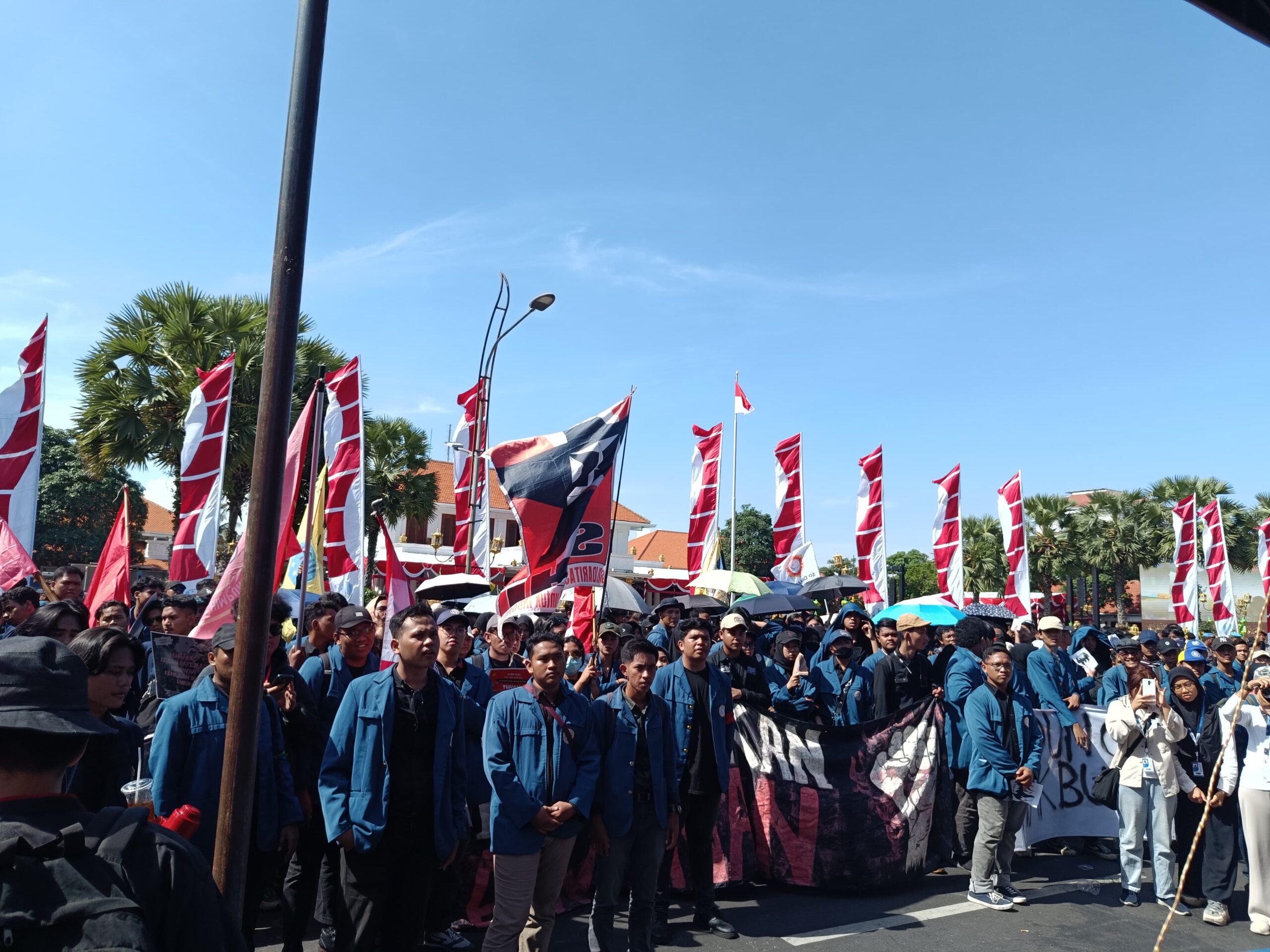 Massa aksi may day dari kalangan buruh dan mahasiswa memadati depan Gedung Negara Grahadi, Surabaya, Rabu (1/5/2024)