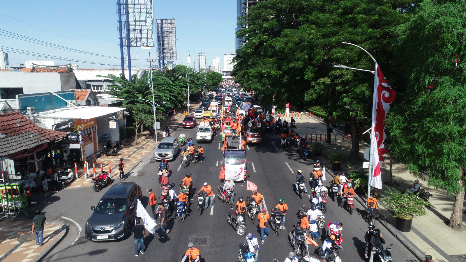 Ribuan buruh saat aksi may day di Jalan Embong Malang, Surabaya (1)