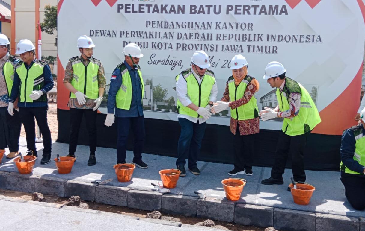 Prosesi peletakan batu pertama pembanguna kantor perwakilan DPD RI di Surabaya, Senin (13/5/2024)