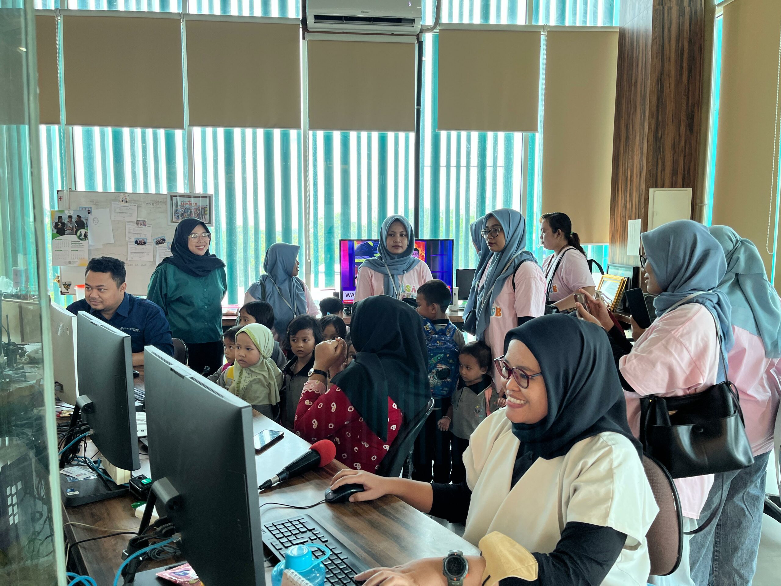 Anak-anak dari Nafisa Kids Club menyaksikan proses kerja di gatekeeper Radio Suara Surabaya pada Senin (5/6/2024). Foto: Silsya magang suarasurabaya.net