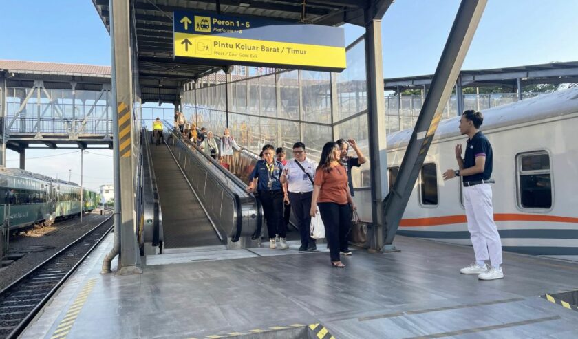 Para penumpang yang akan melakukan perjalanan menggunakan kereta api di Stasiun Malang, Kota Malang, Jawa Timur, Selasa (7/5/2024)