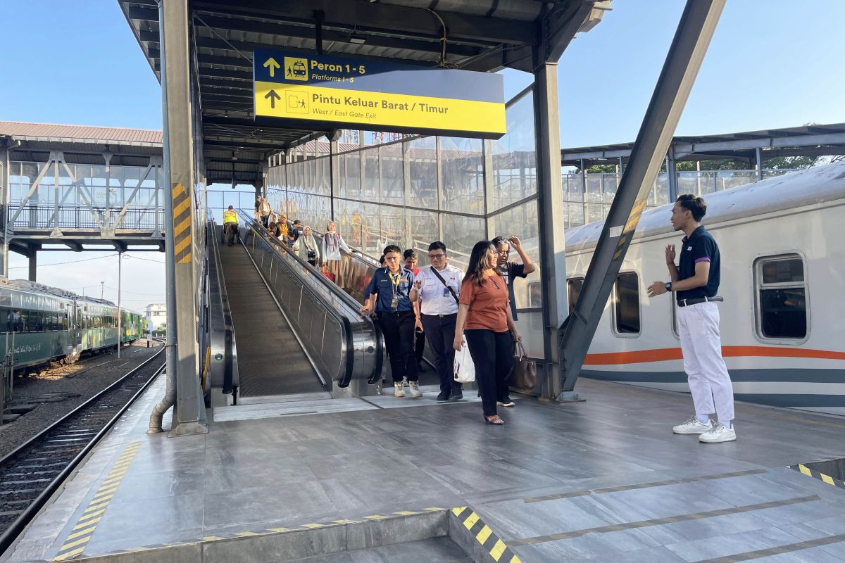 Para penumpang yang akan melakukan perjalanan menggunakan kereta api di Stasiun Malang, Kota Malang, Jawa Timur, Selasa (7/5/2024)