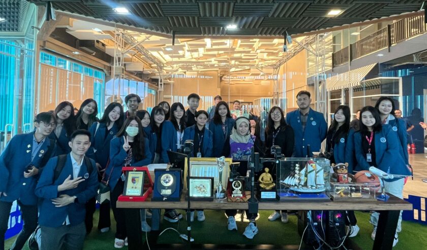 Mahasiswa Universitas Kristen Petra (UK Petra) Surabaya ketika berjunjung ke Suara Surabaya Media pada Sabtu (18/5/2024). Foto: Silsya magang suarasurabaya.net