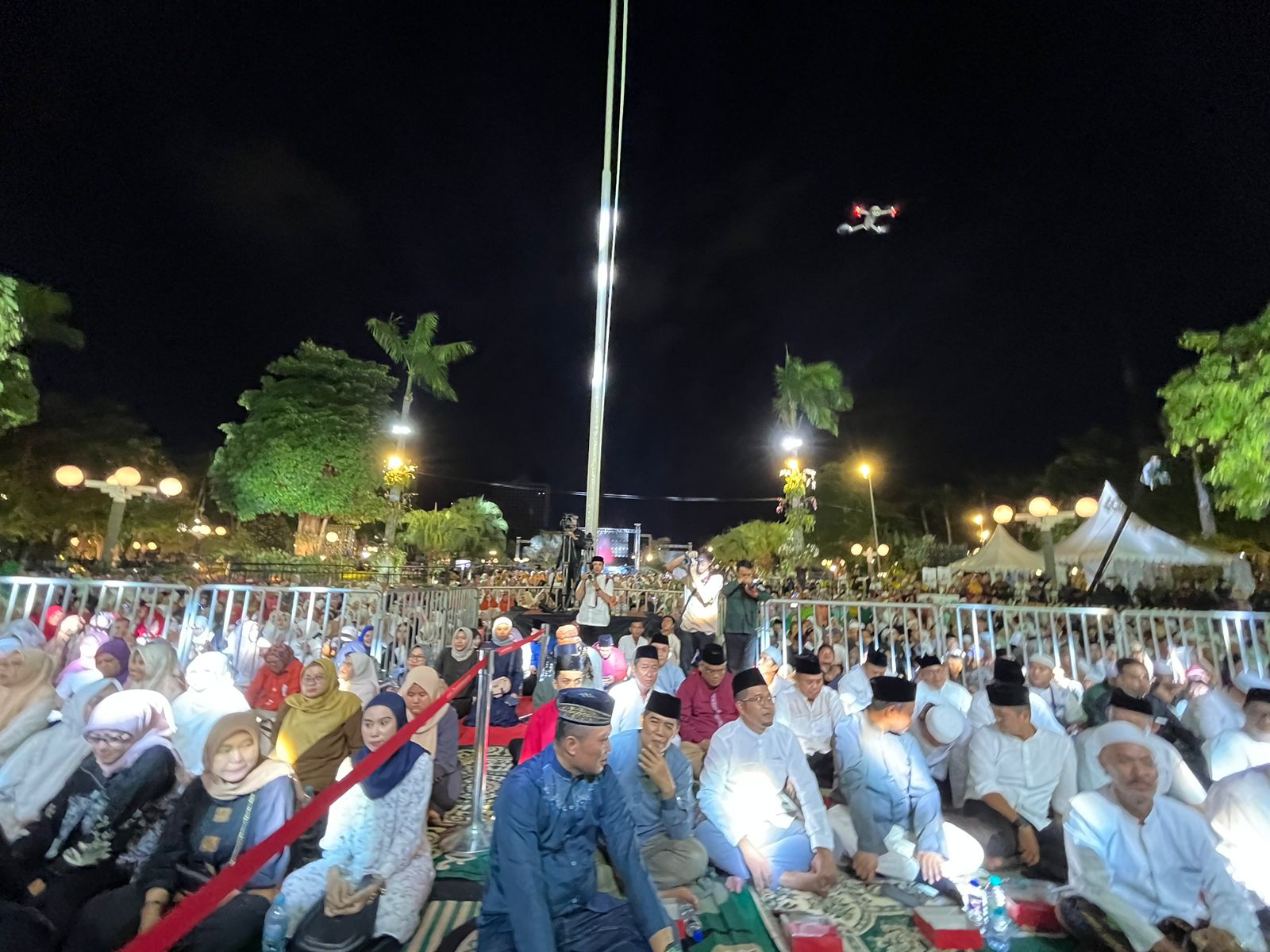 Puluhan ribu jemaah padati Balai Kota Surabaya menyaksikan pengajian Gus Iqdam, Jumat (10/5/2024). Foto: Meilita suarasurabaya.net