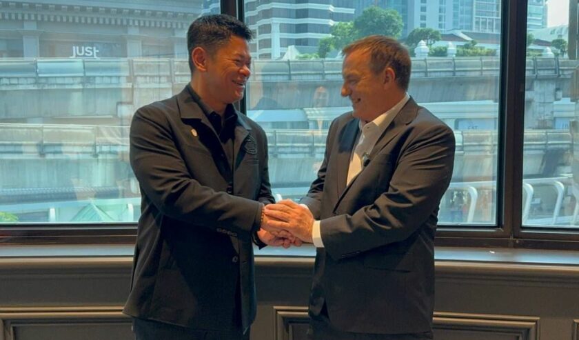 Raja Sapta Oktohari Ketua Umum KOI dan Stephen Fox Presiden AIMS