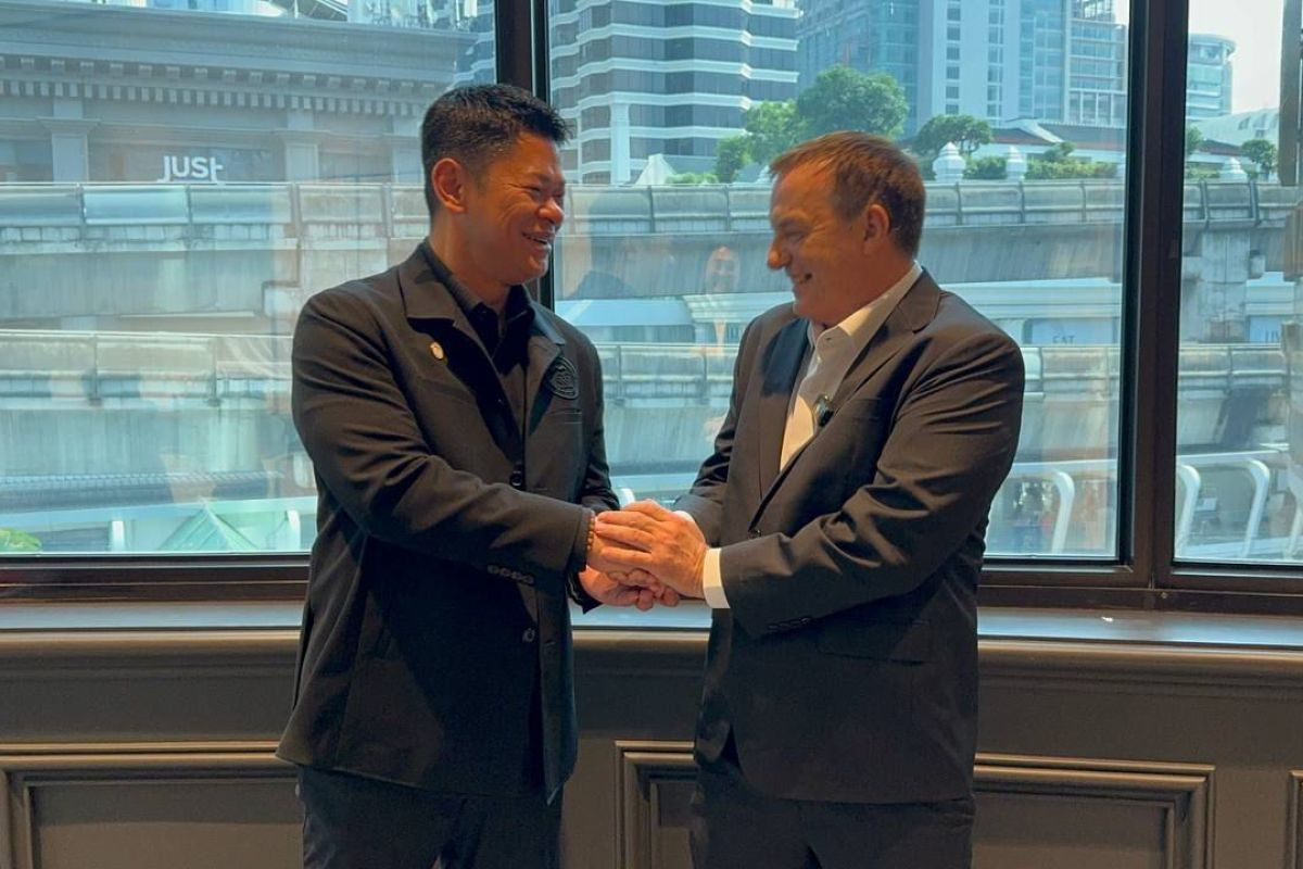 Raja Sapta Oktohari Ketua Umum KOI dan Stephen Fox Presiden AIMS