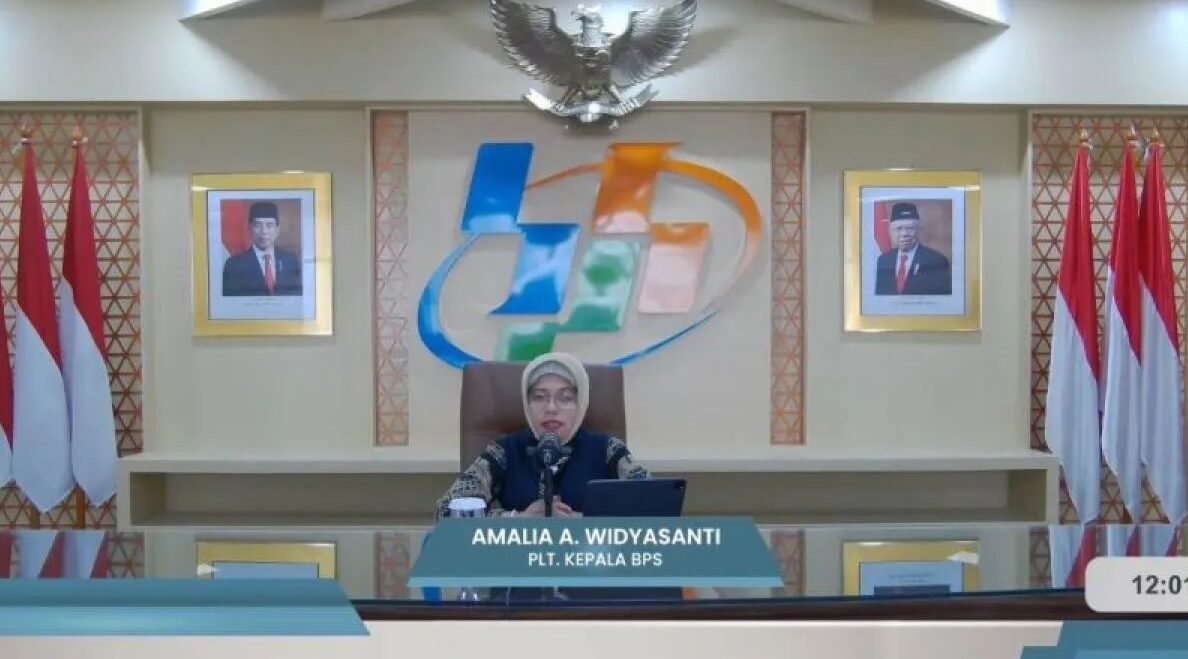 Amalia Adininggar Widyasanti Plt. Kepala BPS menjawab pertanyaan awak media pada konferensi pers Berita Resmi Statistik di Jakarta, Kamis (2/5/2024). Foto: Antara