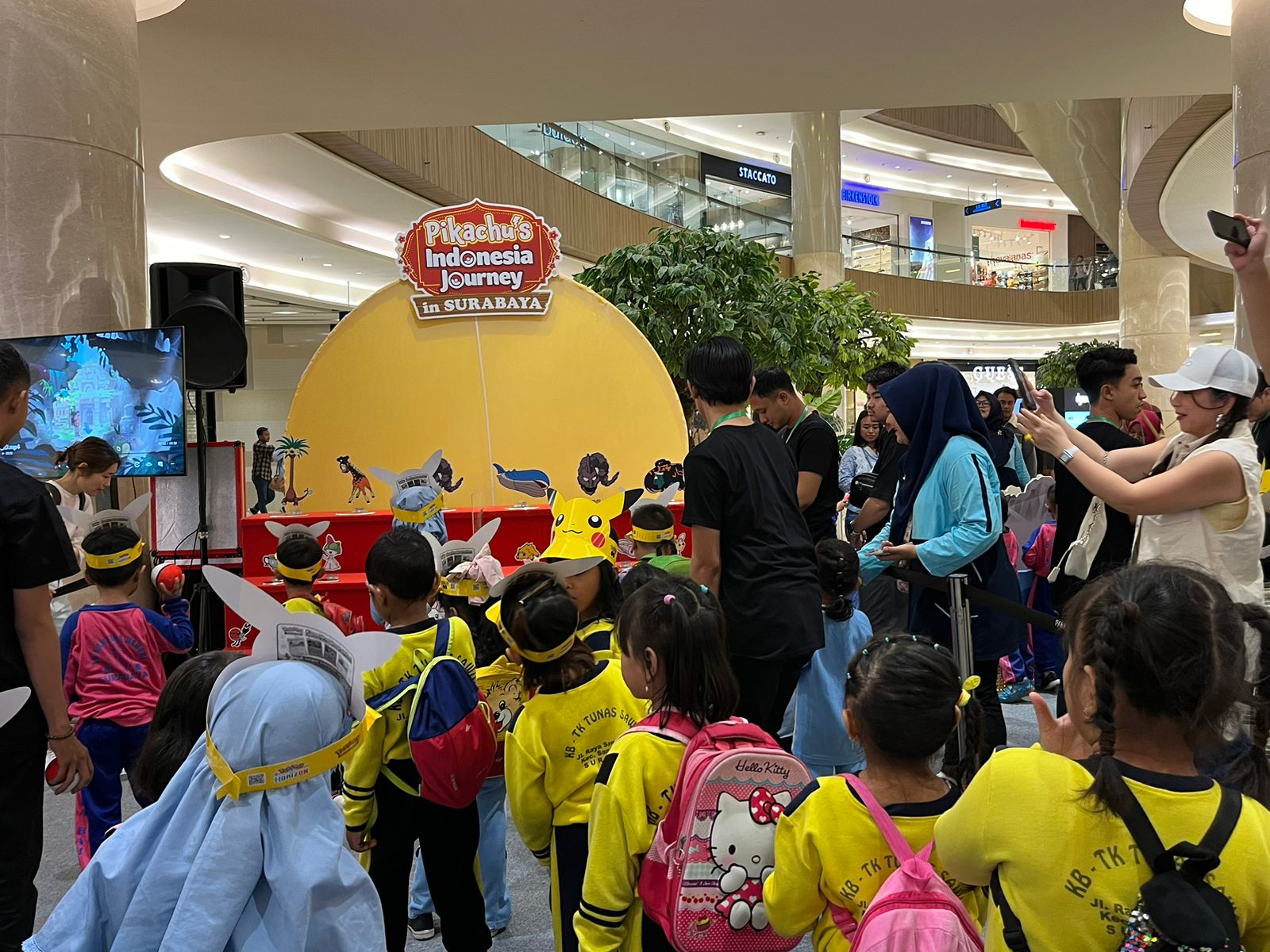 Belasan anak nikmati arena bermain di Perjalanan Pikachu Indonesia di Surabaya, Jumat (10/5/2024). Foto: Meilita suarasurabaya.net