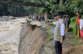 Bencana banjir di Sumbar pada Sabtu (11/5/2024) malam menelan banyak korban jiwa dan mengakibatkan fasilitas umum seperti jalan rusak parah. Foto: Biro Adpim Sumbar
