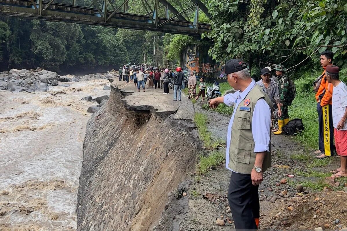 Bencana banjir di Sumbar pada Sabtu (11/5/2024) malam menelan banyak korban jiwa dan mengakibatkan fasilitas umum seperti jalan rusak parah. Foto: Biro Adpim Sumbar