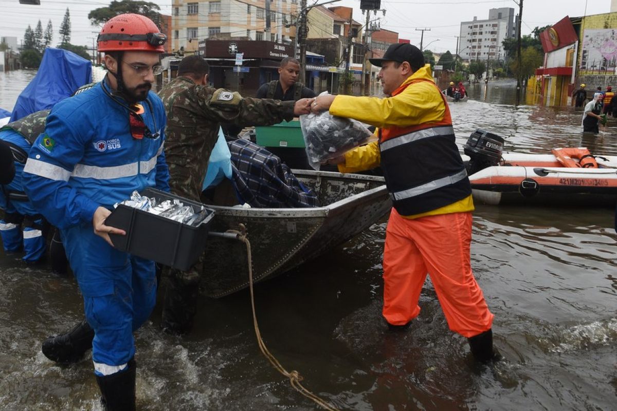 Tim penyelamat mengirimkan peralatan dan obat-obatan dari rumah sakit yang terendam banjir di Canoas, negara bagian Rio Grande do Sul, Brasil, pada 10 Mei 2024.