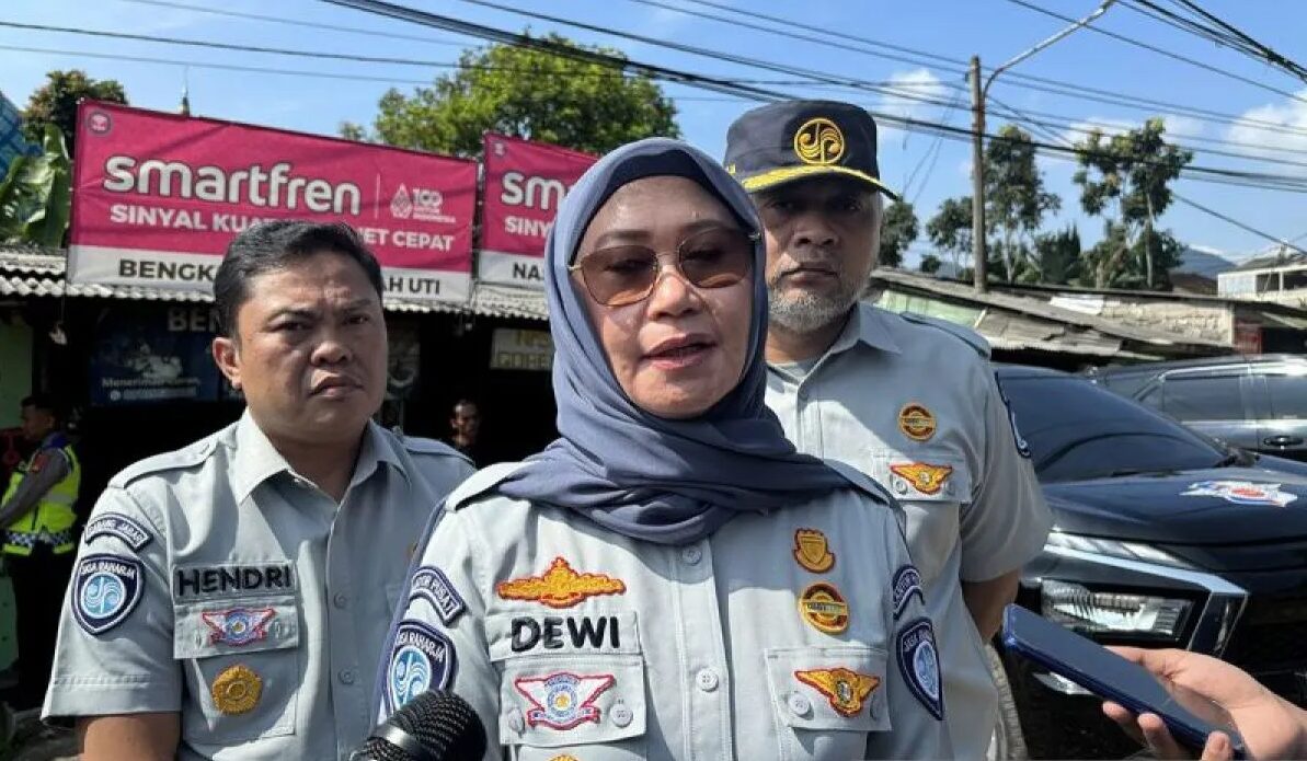 Dewi Aryani Suzana Direktur Operasional PT Jasa Raharja (tengah) saat memberikan keterangan di Kabupaten Subang, Jawa Barat, Minggu (12/5/2024). Foto: Antara