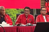 Djarot Syaiful Hidayat Ketua DPP PDI Perjuangan (tengah) saat Konferensi Pers Rakernas IV PDI Perjuangan di Kantor DPP PDI Perjuangan, Jakarta, Kamis (16/5/2024). Foto: Antara