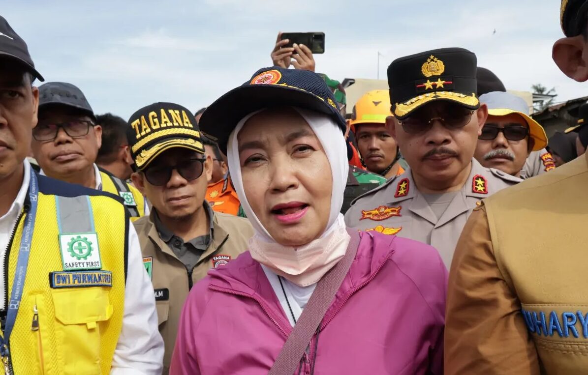 Dwikorita Karnawati Kepala BMKG saat meninjau lokasi banjir lahar dingin di Kabupaten Agam, Sumatera Barat, Selasa (14/5/2024). Foto: Antara