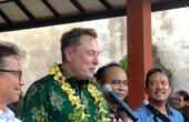 Elon Musk CEO SpaceX usai meresmikan layanan Starlink di Puskesmas Pembantu Sumerta Klod Denpasar, Minggu (19/5/2024). Foto: Antara