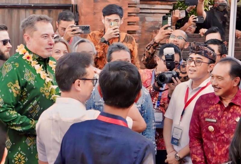 Elon Musk CEO Tesla (paling kiri) Luncurkan Program Starlink di Puskesmas Pembantu Sumerta Kelod, Denpasar, Percepat Akses Internet.