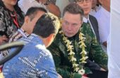 Elon Musk CEO Tesla Inc sekaligus SpaceX (pakaian hijau) berbincang dengan Sakti Wahyu Trenggono Menteri Kelautan dan Perikanan (pakaian biru) pada acara uji coba layanan internet berbasis satelit LEO, di Puskemas Pembantu Sumerta Kelod, Denpasar, Bali, Minggu (19/5/2024). Foto: Antara