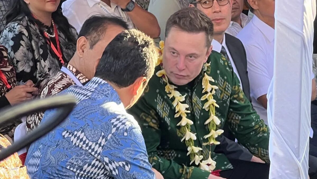 Elon Musk CEO Tesla Inc sekaligus SpaceX (pakaian hijau) berbincang dengan Sakti Wahyu Trenggono Menteri Kelautan dan Perikanan (pakaian biru) pada acara uji coba layanan internet berbasis satelit LEO, di Puskemas Pembantu Sumerta Kelod, Denpasar, Bali, Minggu (19/5/2024). Foto: Antara