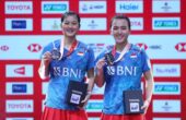 Febriana Dwipuji Kusuma/Amallia Cahaya Pratiwi ganda putri Indonesia berpose dengan medali perak setelah keluar sebagai runner-up Thailand Open 2024 di Bangkok, Thailand, Minggu (19/5/2024). Foto: PBSI