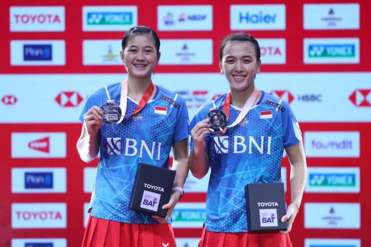 Febriana Dwipuji Kusuma/Amallia Cahaya Pratiwi ganda putri Indonesia berpose dengan medali perak setelah keluar sebagai runner-up Thailand Open 2024 di Bangkok, Thailand, Minggu (19/5/2024). Foto: PBSI