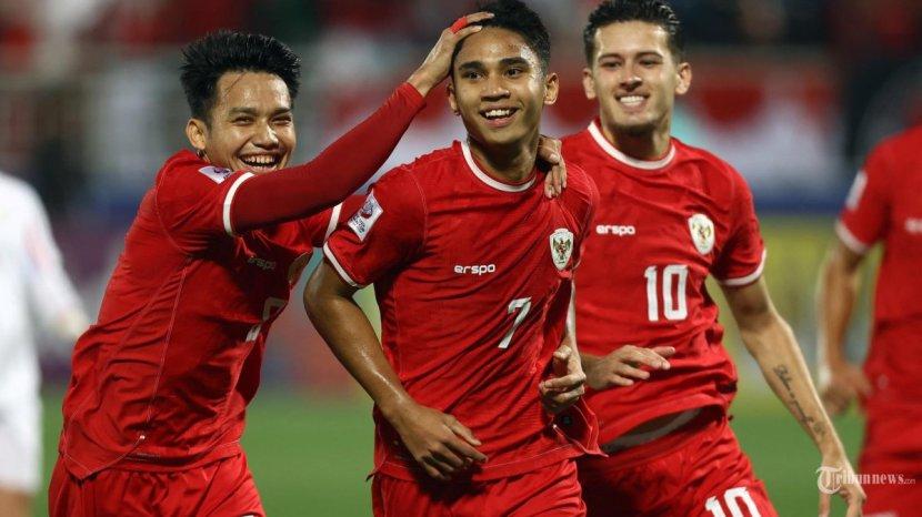 Selebrasi pemain Timnas Indonesia U-23, Marselino Ferdinan, Witan Sulaeman, Justin Hubner