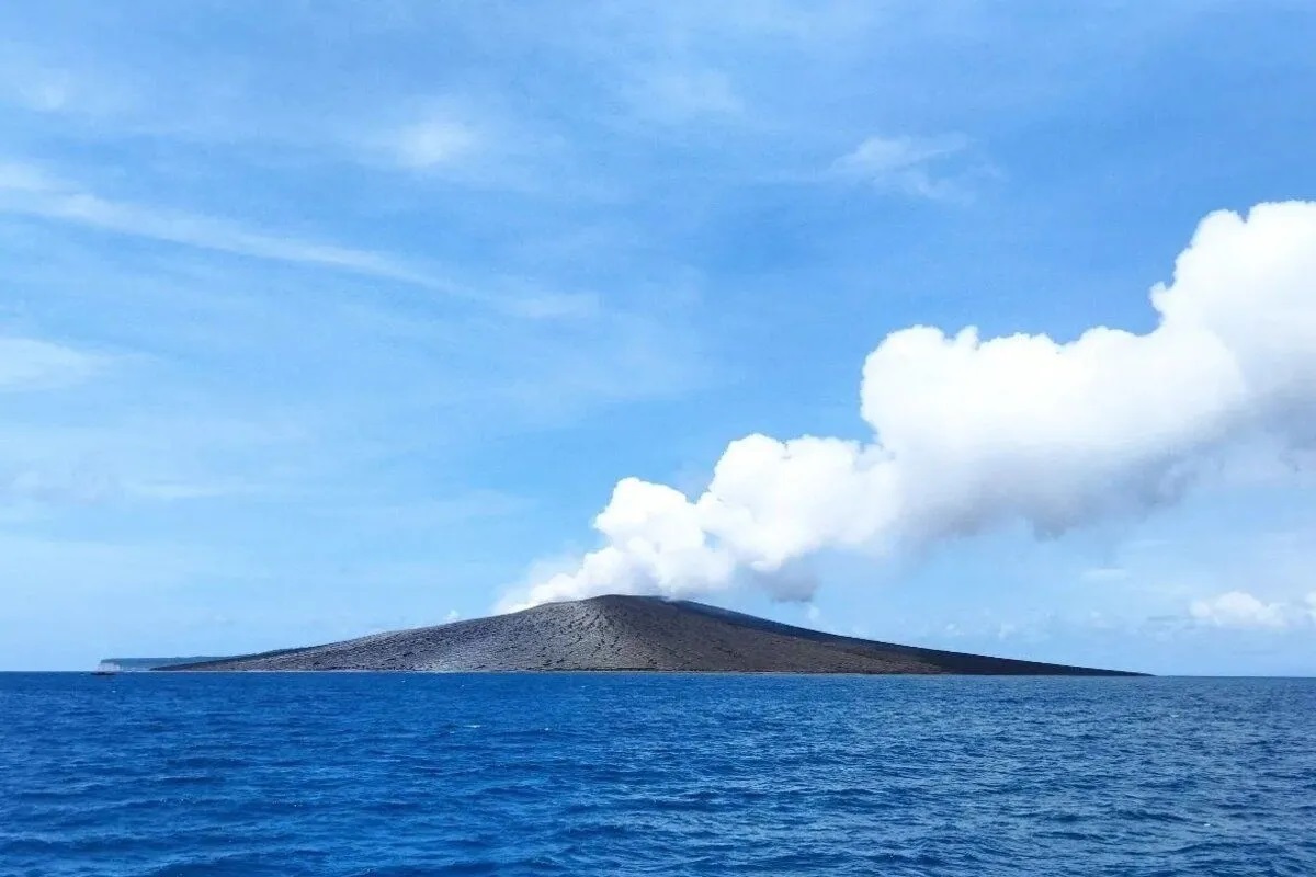 Gunung Anak Krakatau yang berada diperairan selat sunda Lampung Selatan. Foto: Antara
