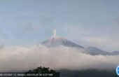 Gunung Semeru erupsi dengan letusan abu vulkanik setinggi 800 meter di atas puncak pada Senin (20/5/2024). Foto: Antara