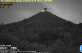 Gunung Semeru erupsi terekam CCTV pada Minggu (12/5/2024) pukul 20.07 WIB. Foto: Antara