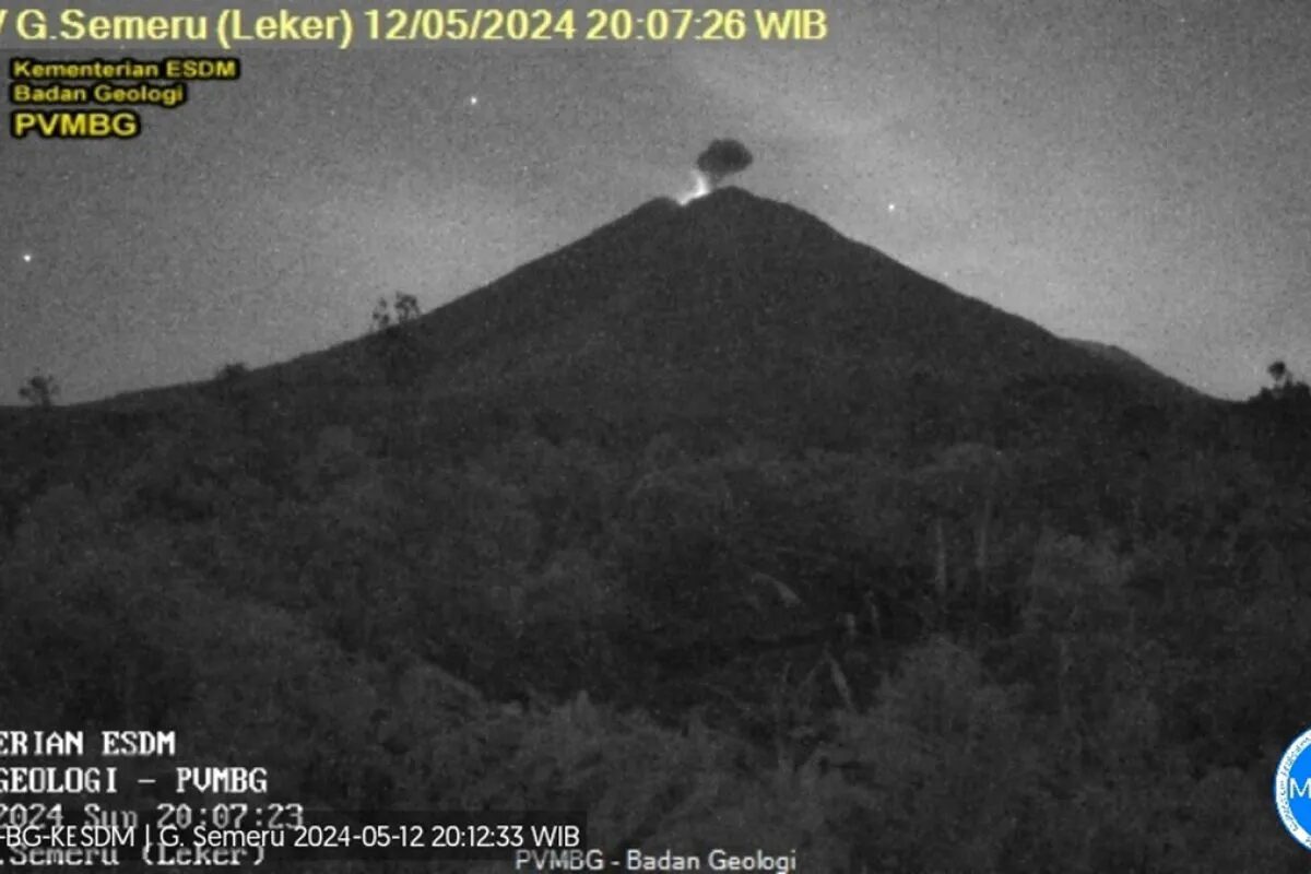 Gunung Semeru erupsi terekam CCTV pada Minggu (12/5/2024) pukul 20.07 WIB. Foto: Antara