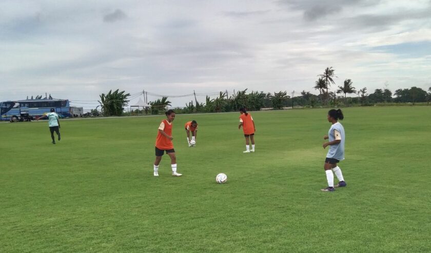 Arsip foto - Timnas Indonesia Putri U17 melakukan latihan di Pemusatan Latihan Bali United