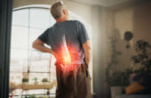 Ilustrasi orang dengan nyeri tulang belakang. Foto: iStock